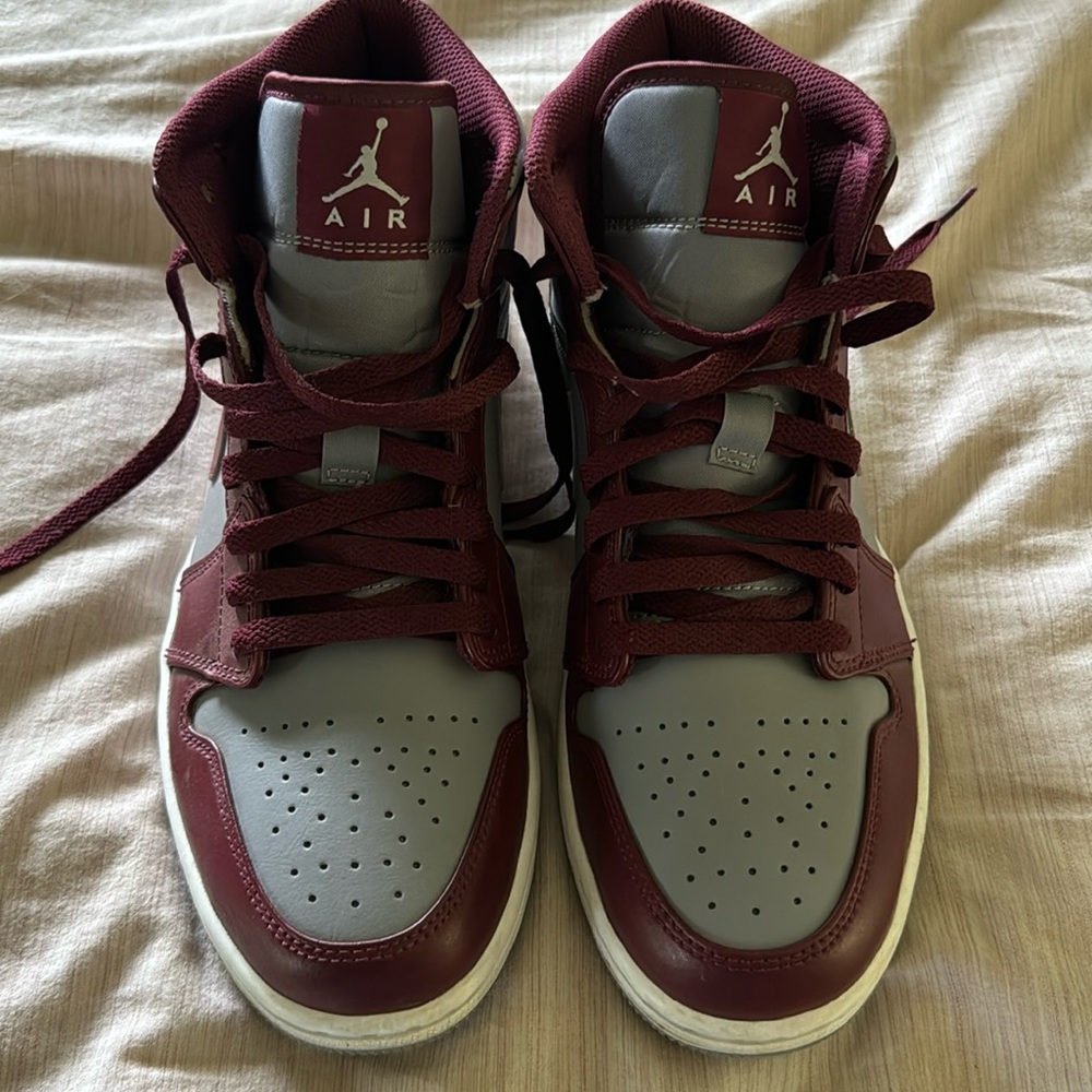 Nike 
Air Jordan 1 Mid 'Cherrywood Red'. Size 9